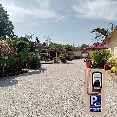 Une Pause Quelque Part Avec Recharge Pour Voiture Electrique Saint-Medard-de-Guizieres Kültér fotó