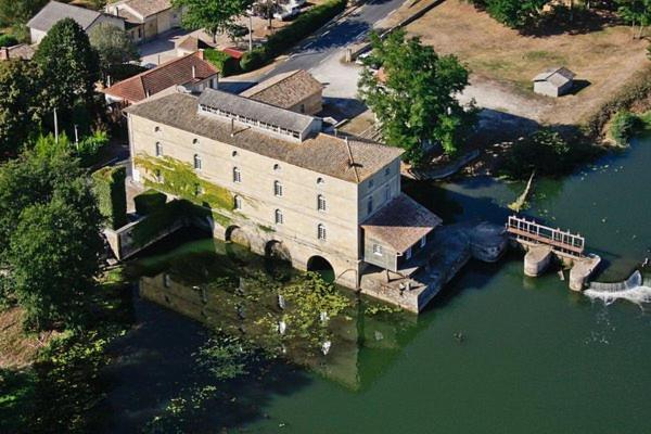 Une Pause Quelque Part Avec Recharge Pour Voiture Electrique Saint-Medard-de-Guizieres Kültér fotó