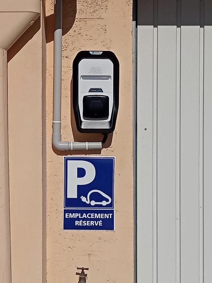Une Pause Quelque Part Avec Recharge Pour Voiture Electrique Saint-Medard-de-Guizieres Kültér fotó
