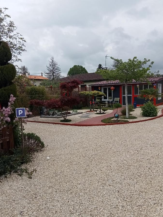 Une Pause Quelque Part Avec Recharge Pour Voiture Electrique Saint-Medard-de-Guizieres Kültér fotó