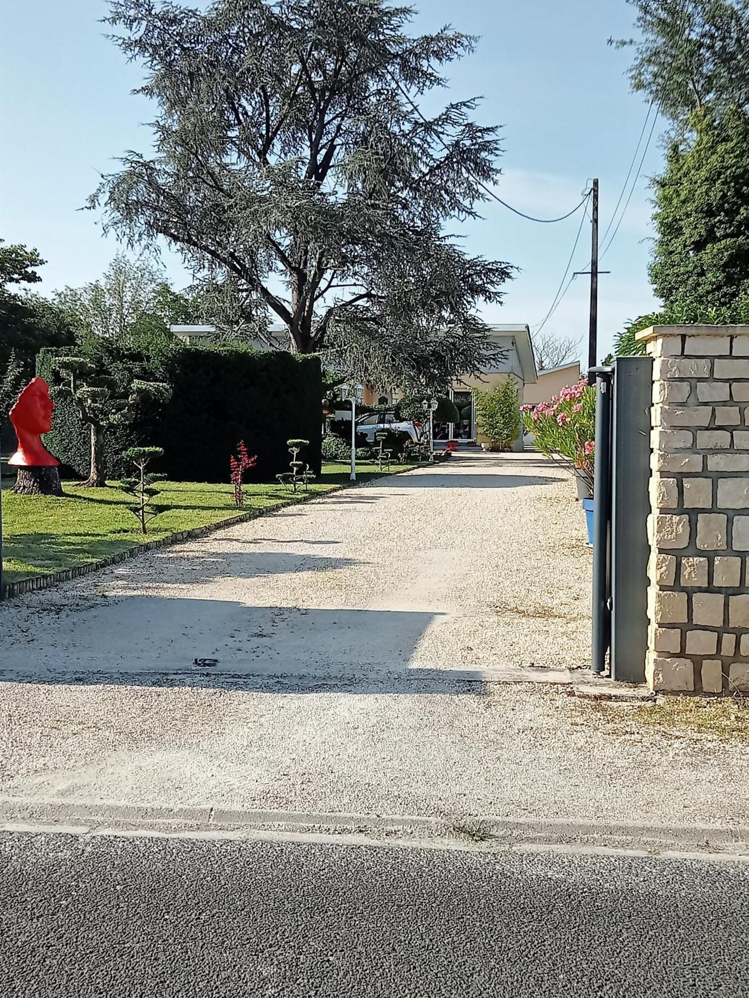 Une Pause Quelque Part Avec Recharge Pour Voiture Electrique Saint-Medard-de-Guizieres Kültér fotó