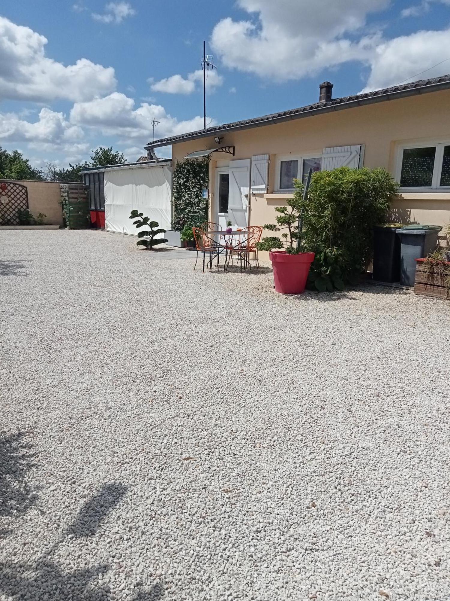 Une Pause Quelque Part Avec Recharge Pour Voiture Electrique Saint-Medard-de-Guizieres Kültér fotó
