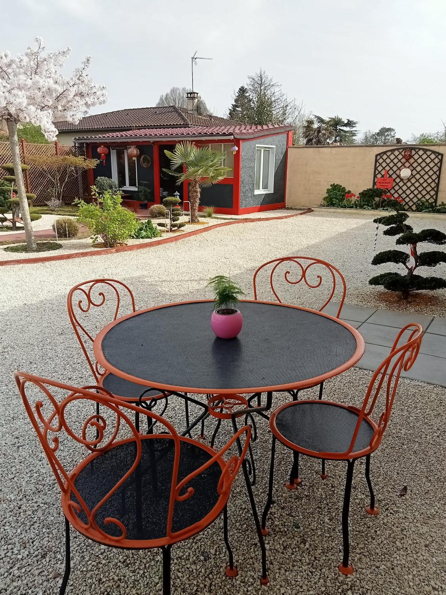 Une Pause Quelque Part Avec Recharge Pour Voiture Electrique Saint-Medard-de-Guizieres Kültér fotó